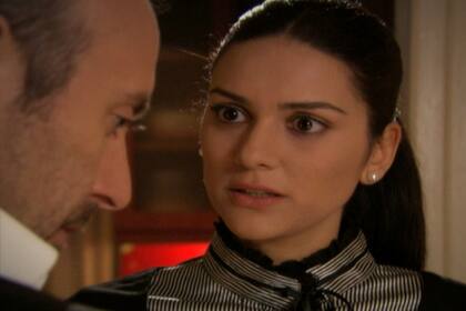 Halit Ergenc y Bergüzar Korel, como Onur y Sherezade, en Las mil y una noches