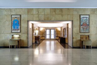 El hall es obra de Casa Comte, con ebanistería de Monsegur, Farina & Madero, como detalla el arquitecto Marcelo Nougués, encargado de los temas referidos al diseño, la decoración y el arte del gran libro Kavanagh Buenos Aires.