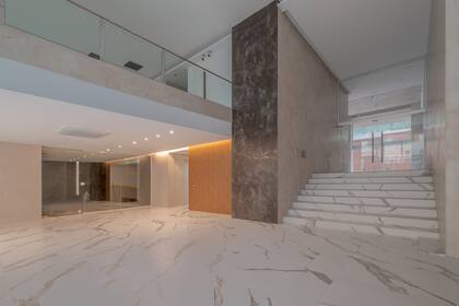 Hall de entrada donde se ve el entrepiso destinado a un espacio de co-working.