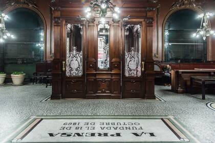 Hall de ingreso, sobre Avenida de Mayo al 500