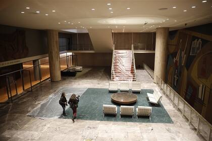 Hall de la Sala Casacuberta, el mural de Batlle Planas del hall central, uno de los 36 camarines y el escenario de la Martín Coronado