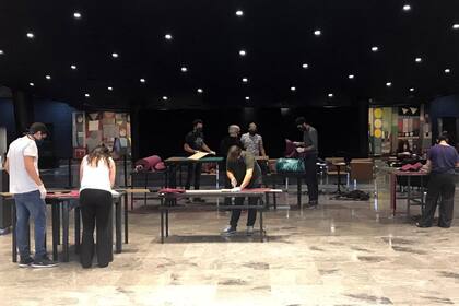 Hall del Teatro General San Martín en modo confección de barbijos