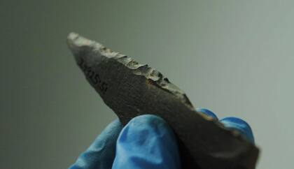 Hallado en las excavaciones de 1989, el cuchillo de piedra con dientes de sierra se encuentra ahora en las colecciones arqueológicas del Patrimonio Finlandés