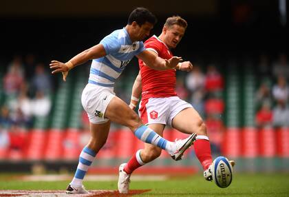 Hallam Amos, de Gales, disputa el balón con Matias Moroni durante el partido amistoso internacional entre Gales y Argentina en el Principality Stadium el 10 de julio de 2021 en Cardiff, Gales