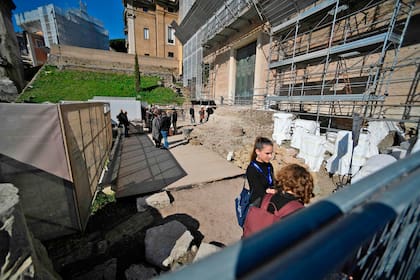 Científicos y arqueólogos trabajan en el lugar