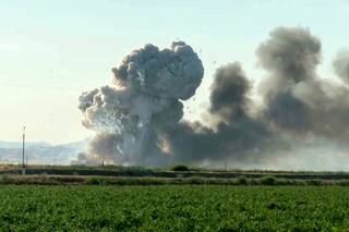 Hallan restos humanos tras explosión en almacén de fuegos artificiales en California