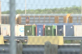 Hallan seis muertos en contenedor de carga en patio ferroviario cerca de ciudad fronteriza de Texas