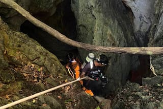 Hallan vivos a cinco aldeanos desaparecidos más de una semana en una cueva inundada de Laos