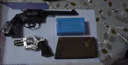 Hallaron armas en uno de los allanamientos