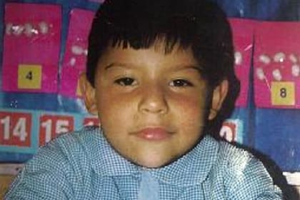 Facundo Novillo, de 6 años, recibió un disparo de fusil FAL mientras viajaba en un Renault 12 con su madre y la pareja de ella, en barrio Colonia Lola