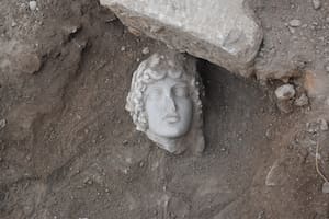 Arqueólogos encontraron una estatua de Apolo: data de hace 1800 años pero le falta una parte clave