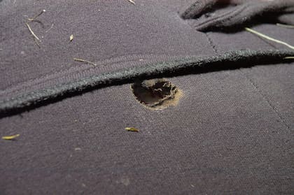 Hallazgo del cuerpo de Marisol Oyhanart; detalle de la quemadura en la calza de la víctima, aparentemente hecha con el encendedor de un auto