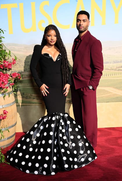 Halle Bailey y Regé-Jean Page , protagonistas de
Tú, yo & la Toscana, se lucieron en la alfombra roja de la película. La actriz homenajeó a uno de sus personajes más recordados con un vestido de gala de corte sirena, con corpiño esculpido, escote pronunciado y estampado de lunares en la parte baja de la falda, creación de Christian Siriano. Su compañero de elenco, en tanto, se lució con un traje de tres piezas en lana y seda color borgoña profundo de Ozwald Boateng