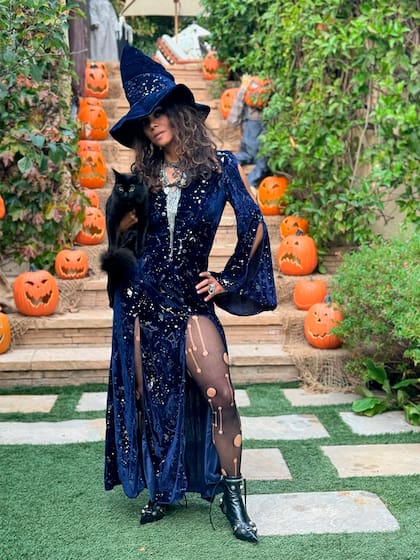 Halle Berry fue una de las pocas que eligió un atuendo clásico: el de bruja. A su vez, la actriz de Gatúbela fue homenajeada por varias de sus colegas