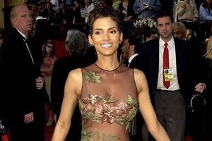 Halle Berry sorprendió a todos al usar de nuevo el icónico vestido con el que ganó el Oscar en 2002