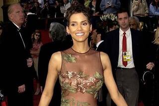 Halle Berry sorprendió a todos al usar de nuevo el icónico vestido con el que ganó el Oscar en 2002