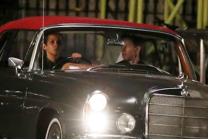 Halle Berry y Mark Wahlberg filmando escenas para una nueva película de espías de Netflix, Our Man from New Jersey, en Mayfair, Londres