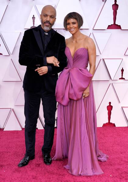 Halle Berry y Van Hunt también utilizaron la alfombra roja de los premios Oscar para posar por primera vez de forma oficial como pareja