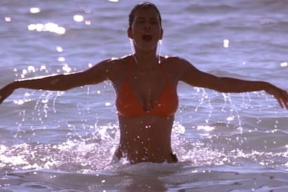 Halle Bery protagonizó una de las icónicas escenas de la saga de James Bond cuando salió del agua con su bikini color naranja, una prenda que volvió a ponerse ayer para pasear por la playa