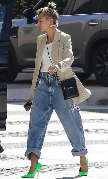 Halley Baldwin los lleva con botamangas y tacos