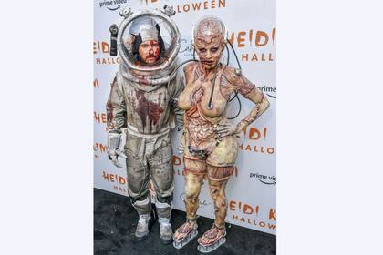 El marido de Heidi la acompañó disfrazado de astronauta
