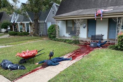 El artista plástico Steven Novak convirtió todo el patio delantero de su casa en una escena de terror con maniquíes, accesorios y charcos de sangre falsa, y dejó completamente aterrorizados a sus vecinos