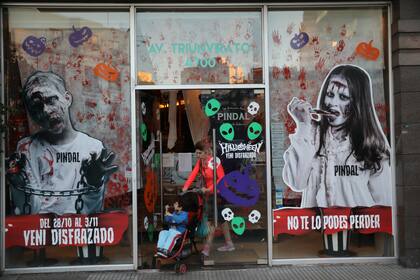 Halloween copó todo una vidriera en Villa Urquiza