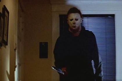 Halloween, de John Carpenter, de 1978, puso de moda el cine salsher, ese subgénero del terror con un asesino con cuchillo de carnicero que asesina jóvenes y adolescentes (Crédito: IG @johncarpenterofficial)