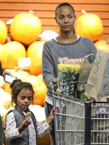 Halloween está cada vez más cerca y Zoe Saldana lo sabe. La actriz demuestra que es hermosa sin maquillaje mientras hace compras con uno de sus hijos