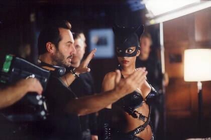 Hally Berry junto al director francés Pitof y parte del equipo, en medio de la complicada filmación