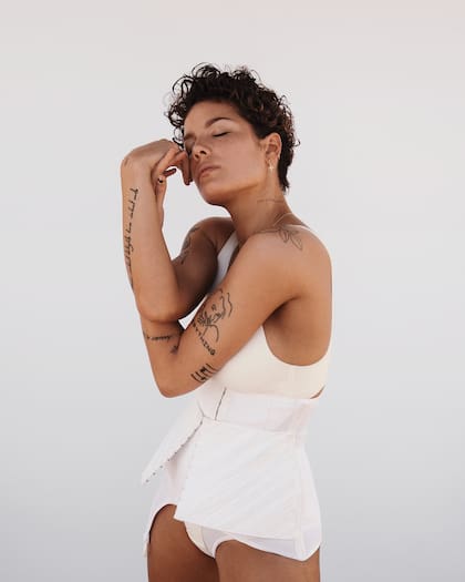 Halsey dice que atraviesa un período maníaco, pero que no le va a durar para siempre. “Yo sé que pronto me voy a deprimir y voy a ser aburrida de nuevo”.