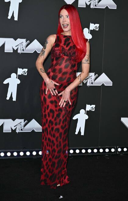 Halsey se mostró audaz con un vestido vintage con estampado animal print de Versace original de 1996