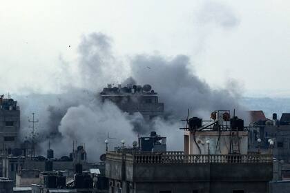 El humo se eleva sobre los edificios durante un ataque israelí en Rafah, cerca de la frontera con Egipto, en el sur de la Franja de Gaza.
