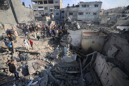 Palestinos comprueban los daños de las casas destruidas en un ataque israelí contra Khan Yunis, en el sur de la Franja de Gaza, el 1 de diciembre de 2023