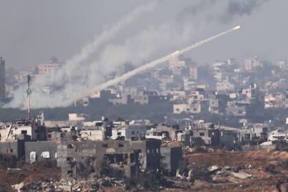 Esta fotografía tomada desde el sur de Israel, cerca de la frontera con la Franja de Gaza, muestra un cohete disparado desde el interior de Gaza hacia Israel