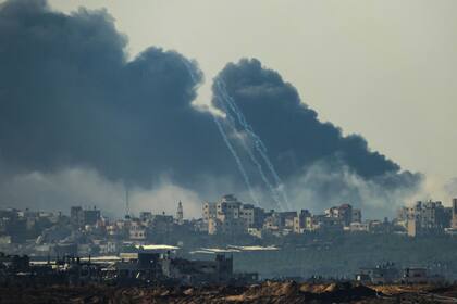 Esta imagen tomada desde el sur de Israel, cerca de la frontera con la Franja de Gaza, muestra el humo que sale de los edificios tras ser alcanzados por ataques israelíes en los combates entre Israel y los militantes de Hamás, el 1 de diciembre de 2023.