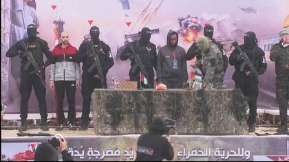 Hamás libera a los rehenes Tal Shoham y Avera Mengistu