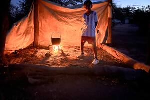 Tiene 11 años y vive en una casa de adobe sin luz ni puertas en el monte