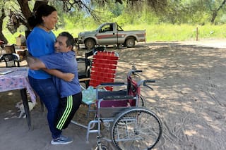 A su marido le amputaron las piernas, cuida a sus cuñados y tiene que salir sola adelante