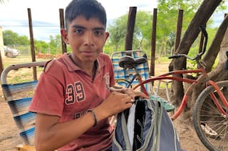 Está en la secundaria y no sabe leer: copia del pizarrón sin entender lo que escribe