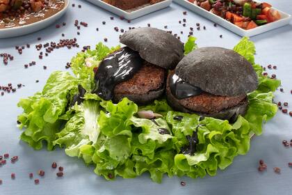 Hamburguesa bien crocante con porotos aduki.