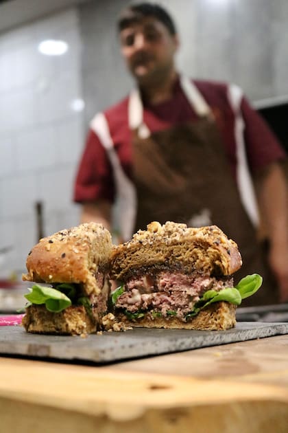 Hamburguesa de guanaco ahumada con panceta y vegetales presentada por el chef Mirko Ionfridas