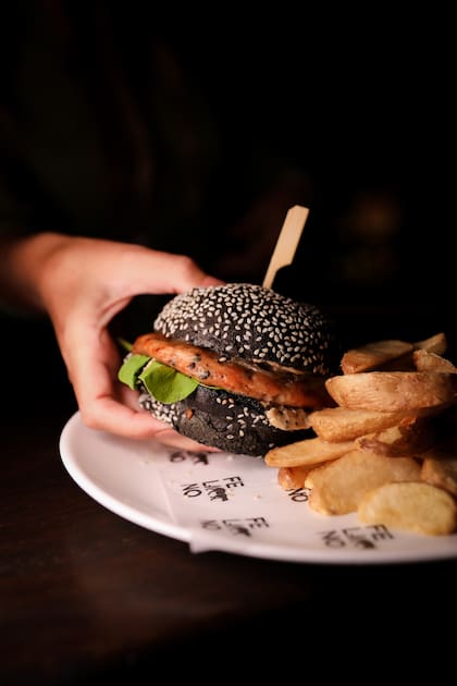 Hamburguesa de salmón y quinoa en Felino