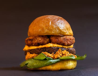 Hamburguesa veggie con dressing de curry. Foto gentileza: Hierba Buena Vegan