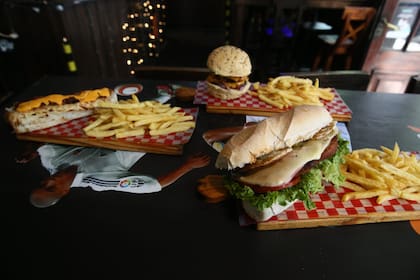 Hamburguesas, sándwiches y pizzas es lo más pedido para ver los partidos; cuando juega algún equipo brasileño las cervezas se agotan