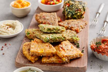 Hamburguesas vegetales en cuatro variedades: arvejas y brócoli; calabaza y choclo con semillas de chía; espinaca y pimientos; y lentejas y zanahorias con semillas de girasol.