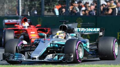 Hamilton, al frente; Mercedes tiene ventaja, aunque Vettel lidera el torneo