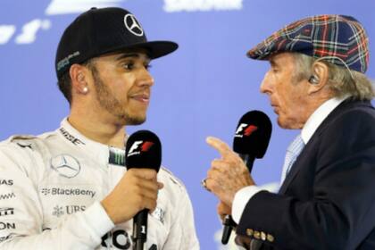 Hamilton con Jackie Stewart, tricampeón mundial, que dijo que no lo incluiría "entre los mejores de la F.1" y desató la polémica