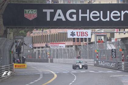 Hamilton cruza la bandera a cuadros en Mónaco