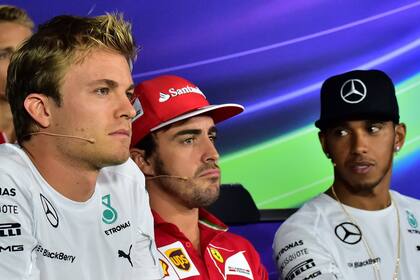 Hamilton cruza la mirada hacia Rosberg con Alonso en el medio